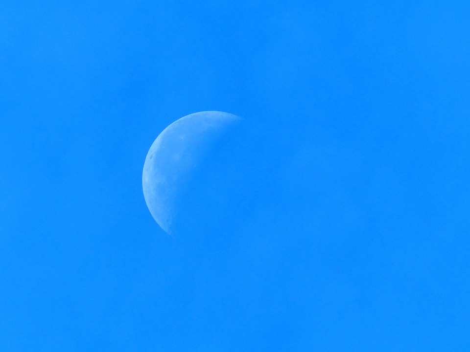 half-moon-187698_960_720